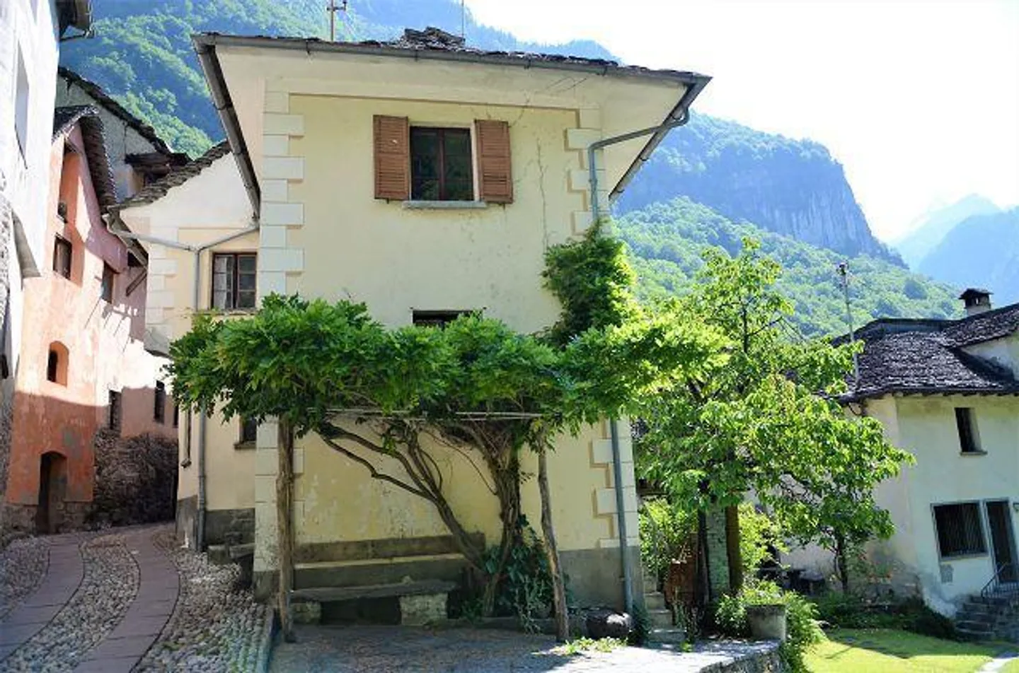 «4-Zimmer-Haus zum Ausbauen mit Garten am Fluss / Casa di 4 loc. da rinnovare con bel giardino vicino al fiume e splendida vista» - Foto 38 di 57