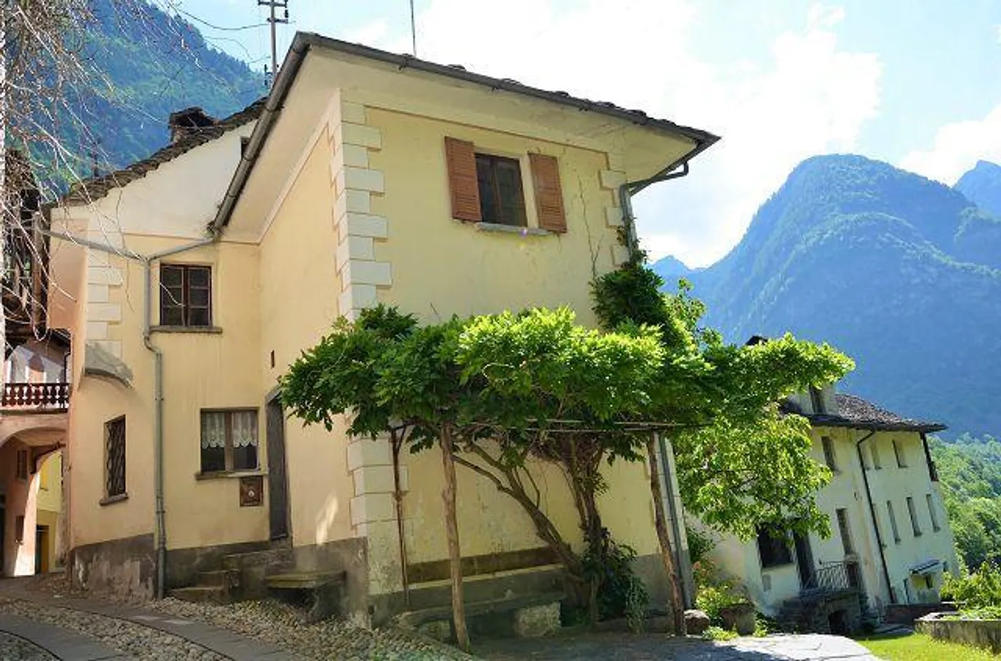 «4-Zimmer-Haus zum Ausbauen mit Garten am Fluss / Casa di 4 loc. da rinnovare con bel giardino vicino al fiume e splendida vista» - Foto 39 di 57