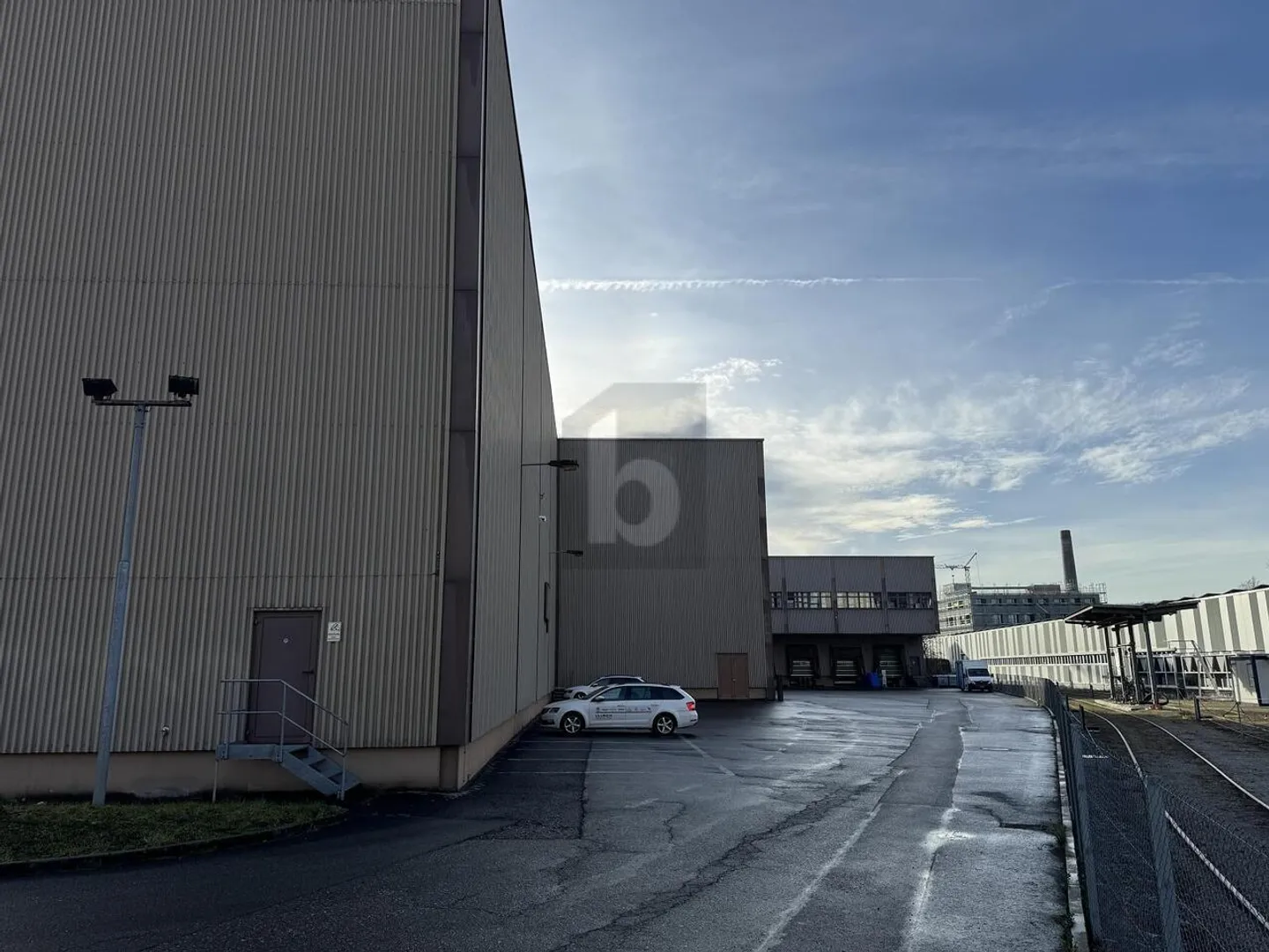 SPACIEUX ET REPRÉSENTATIF, AVEC RAMPES POUR CAMIONS - Photo 3 sur 6