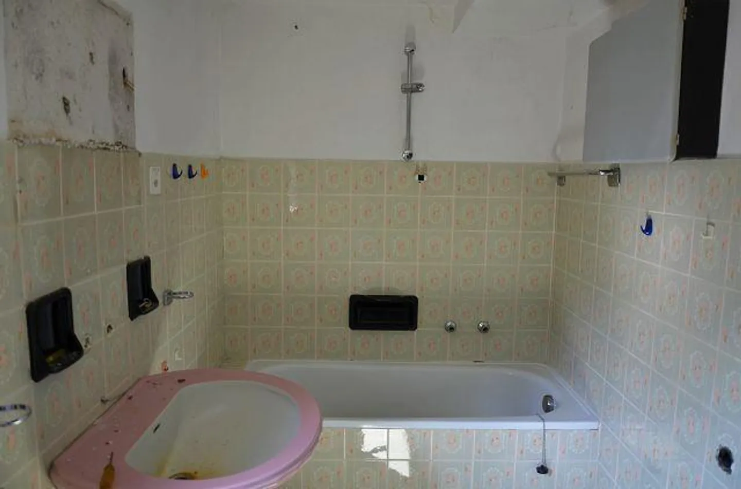 «4-Zimmer-Haus zum Ausbauen mit Garten am Fluss / Casa di 4 loc. da rinnovare con bel giardino vicino al fiume e splendida vista» - Foto 18 di 57