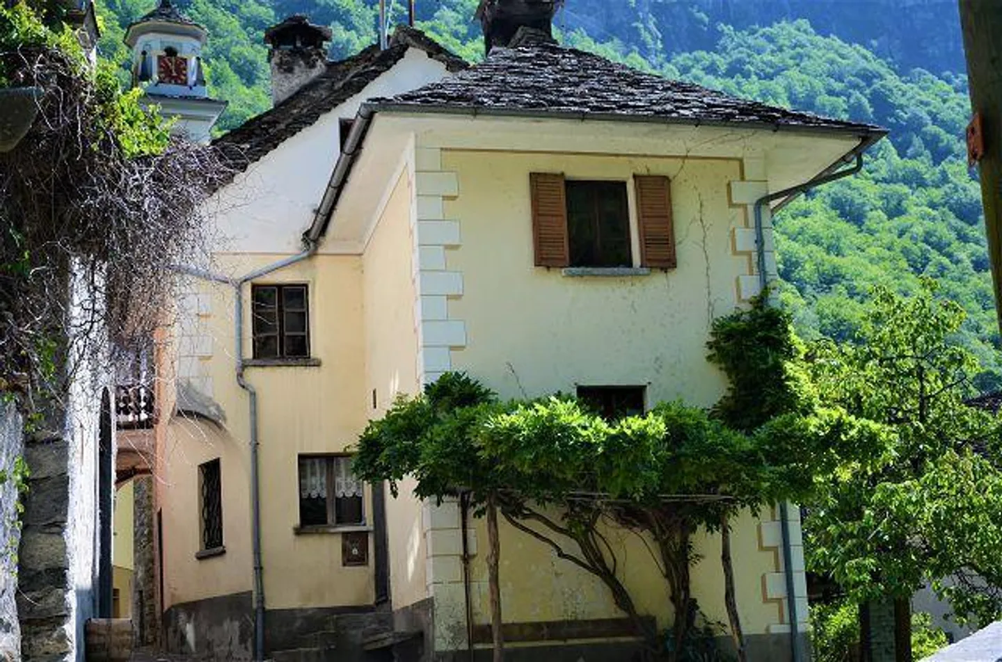 «4-Zimmer-Haus zum Ausbauen mit Garten am Fluss / Casa di 4 loc. da rinnovare con bel giardino vicino al fiume e splendida vista» - Foto 41 di 57