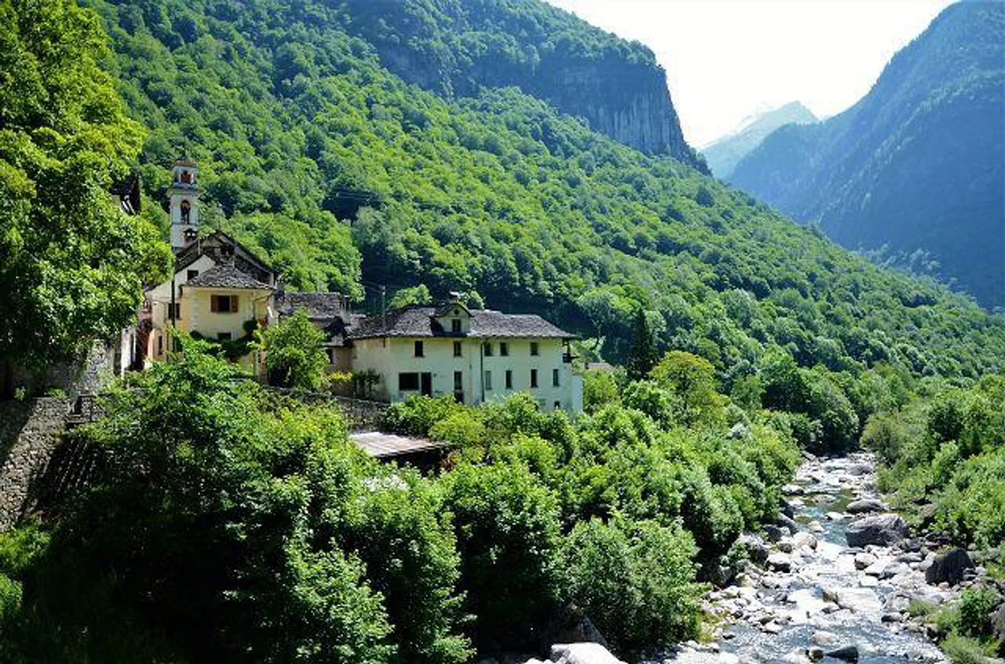 «4-Zimmer-Haus zum Ausbauen mit Garten am Fluss / Casa di 4 loc. da rinnovare con bel giardino vicino al fiume e splendida vista» - Foto 48 di 57