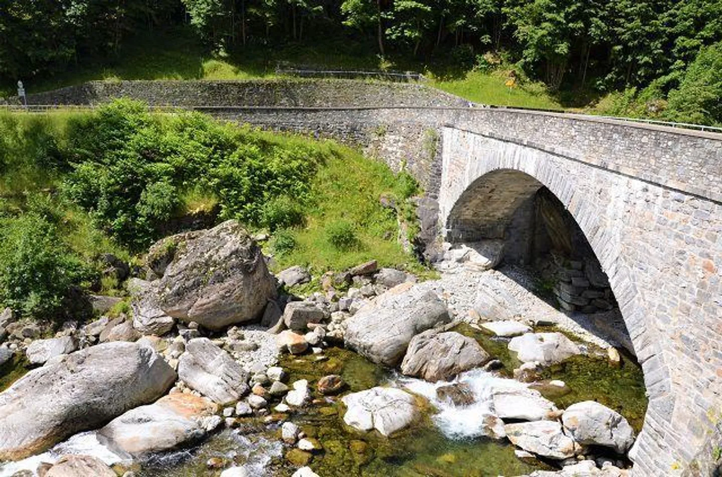 «4-Zimmer-Haus zum Ausbauen mit Garten am Fluss / Casa di 4 loc. da rinnovare con bel giardino vicino al fiume e splendida vista» - Foto 49 di 57