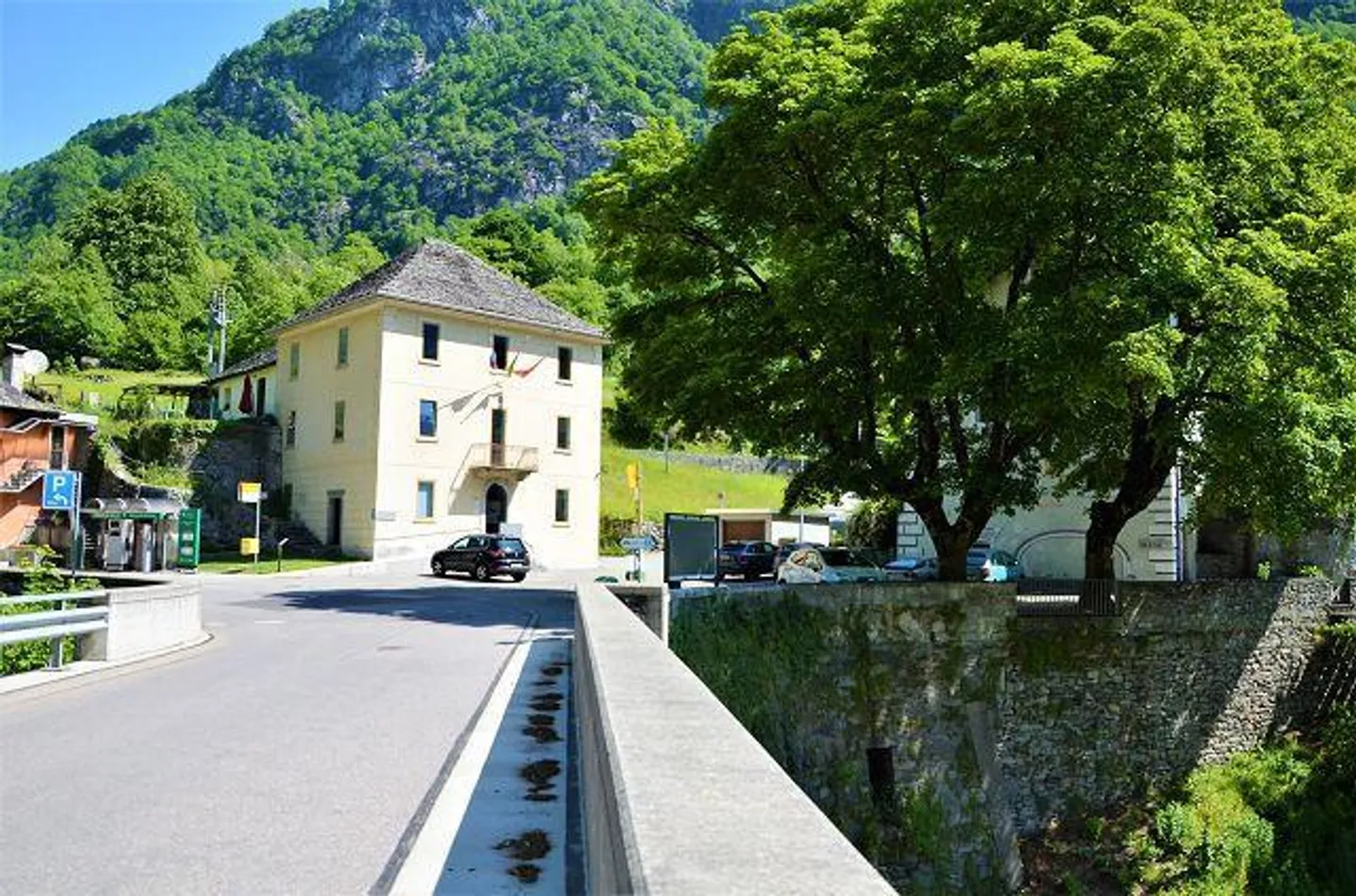 «4-Zimmer-Haus zum Ausbauen mit Garten am Fluss / Casa di 4 loc. da rinnovare con bel giardino vicino al fiume e splendida vista» - Foto 52 di 57