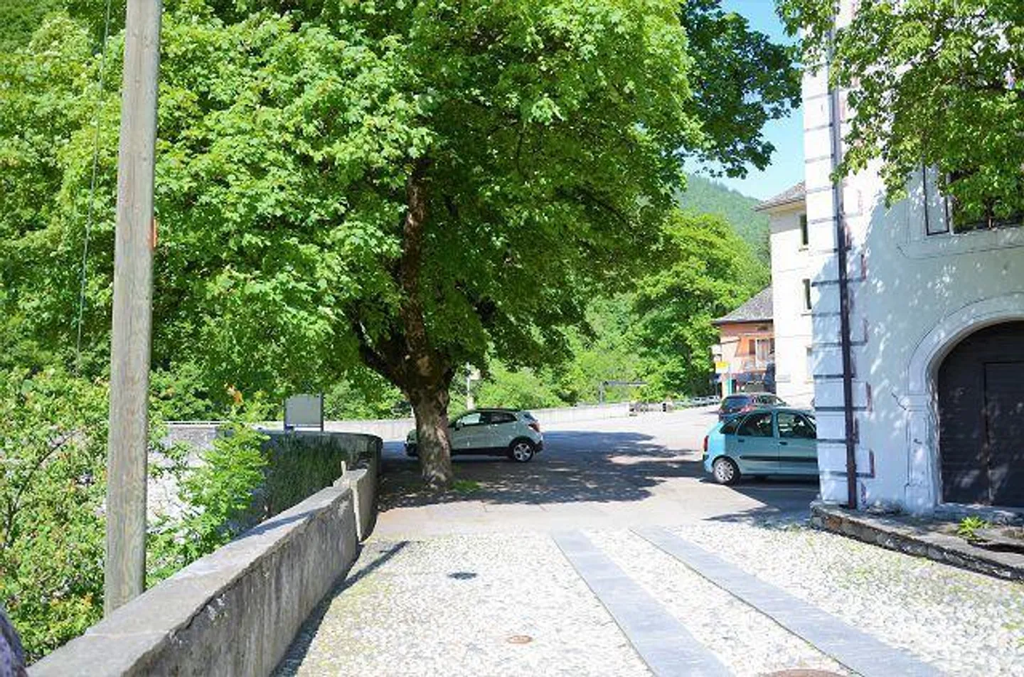 «4-Zimmer-Haus zum Ausbauen mit Garten am Fluss / Casa di 4 loc. da rinnovare con bel giardino vicino al fiume e splendida vista» - Foto 53 di 57