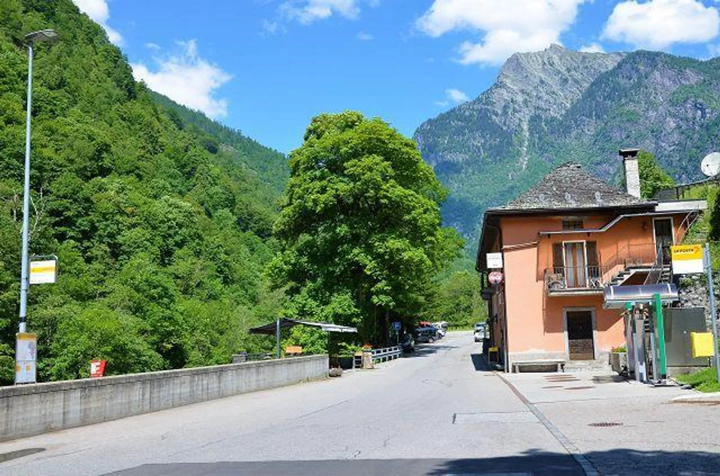 «4-Zimmer-Haus zum Ausbauen mit Garten am Fluss / Casa di 4 loc. da rinnovare con bel giardino vicino al fiume e splendida vista» - Foto 54 di 57