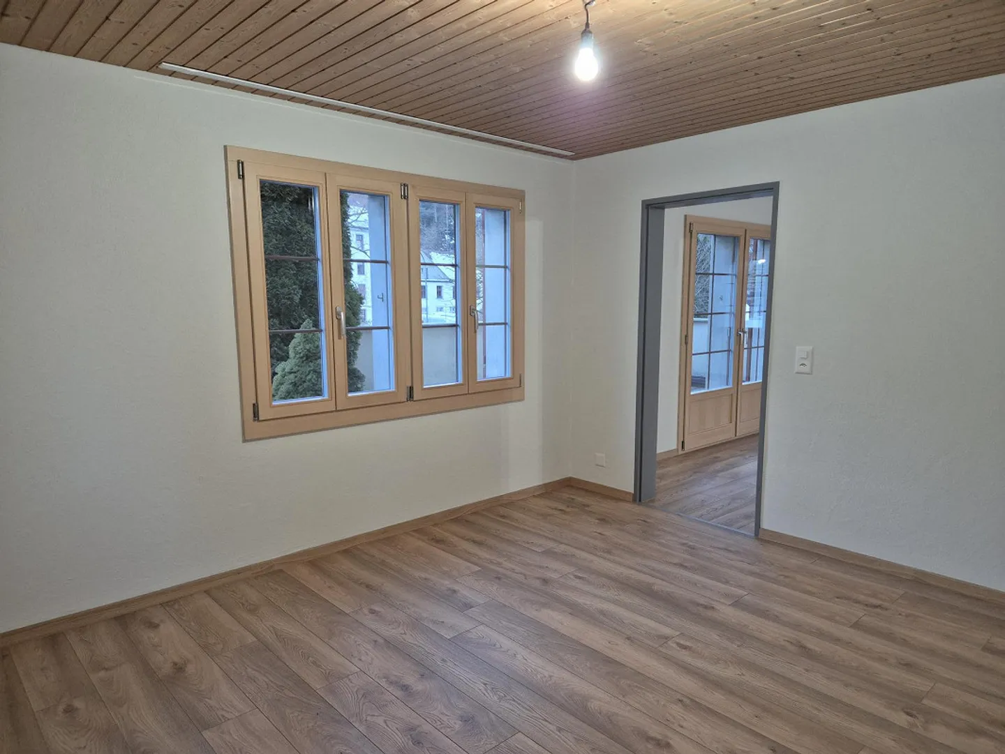 Appartement 4.5 pièces fraîchement rénové avec étang et jardin à louer - Photo 4 sur 16