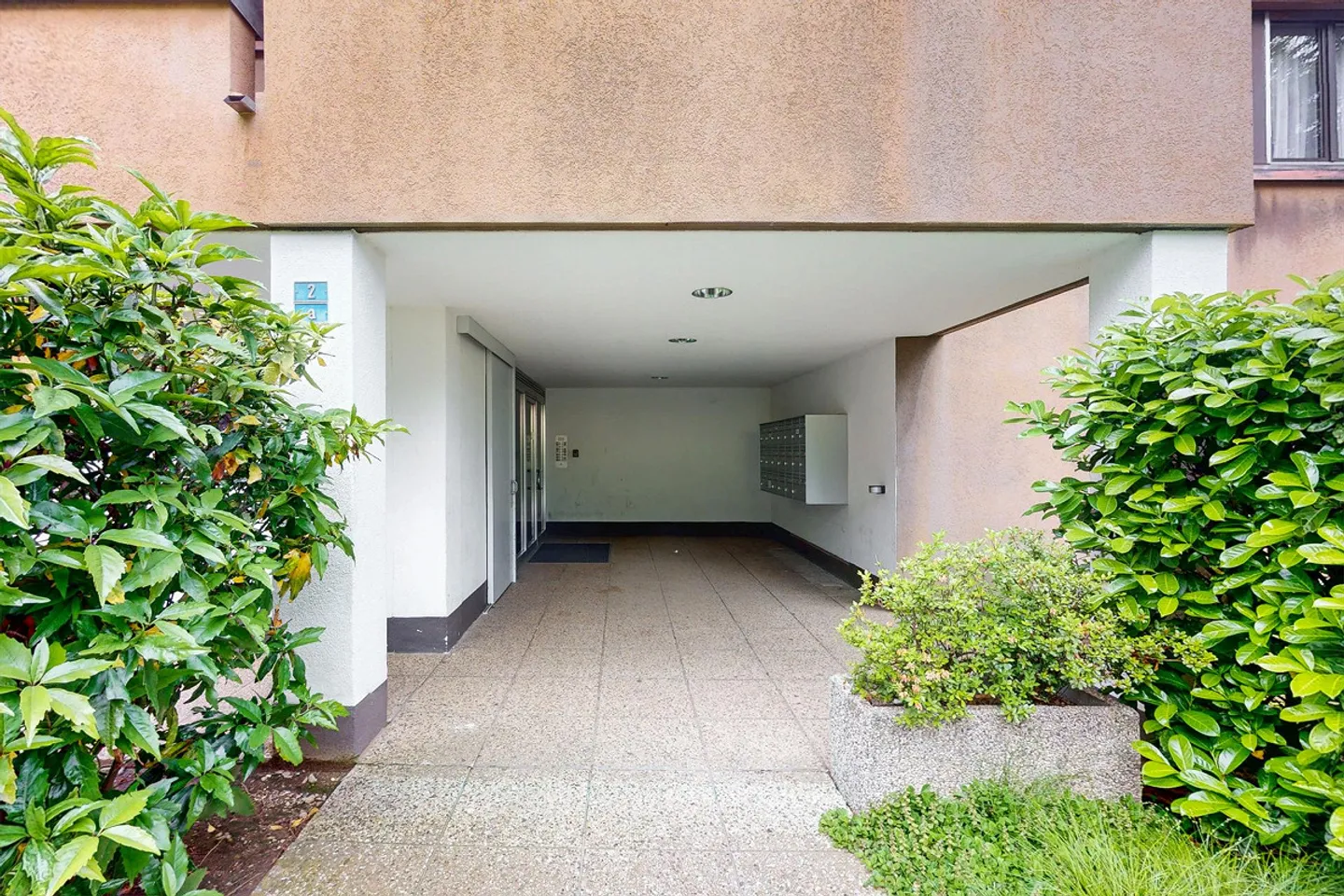 Helle 2.5-Zimmer-Wohnung mit Balkon, Pool und Tennisplätzen - Foto 8 von 8