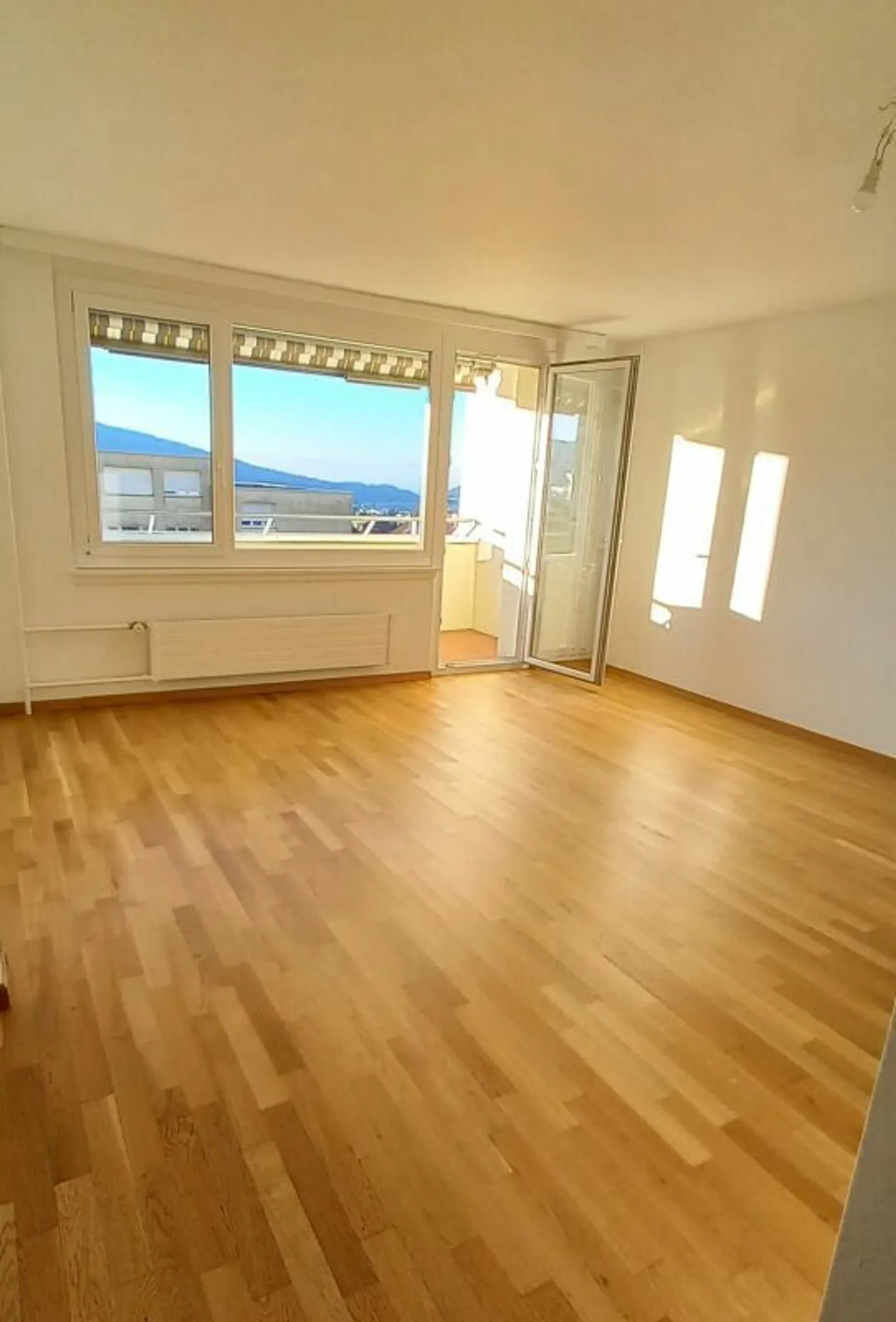 Bell'appartamento di 3 stanze vicino ai negozi - Foto 1 di 10