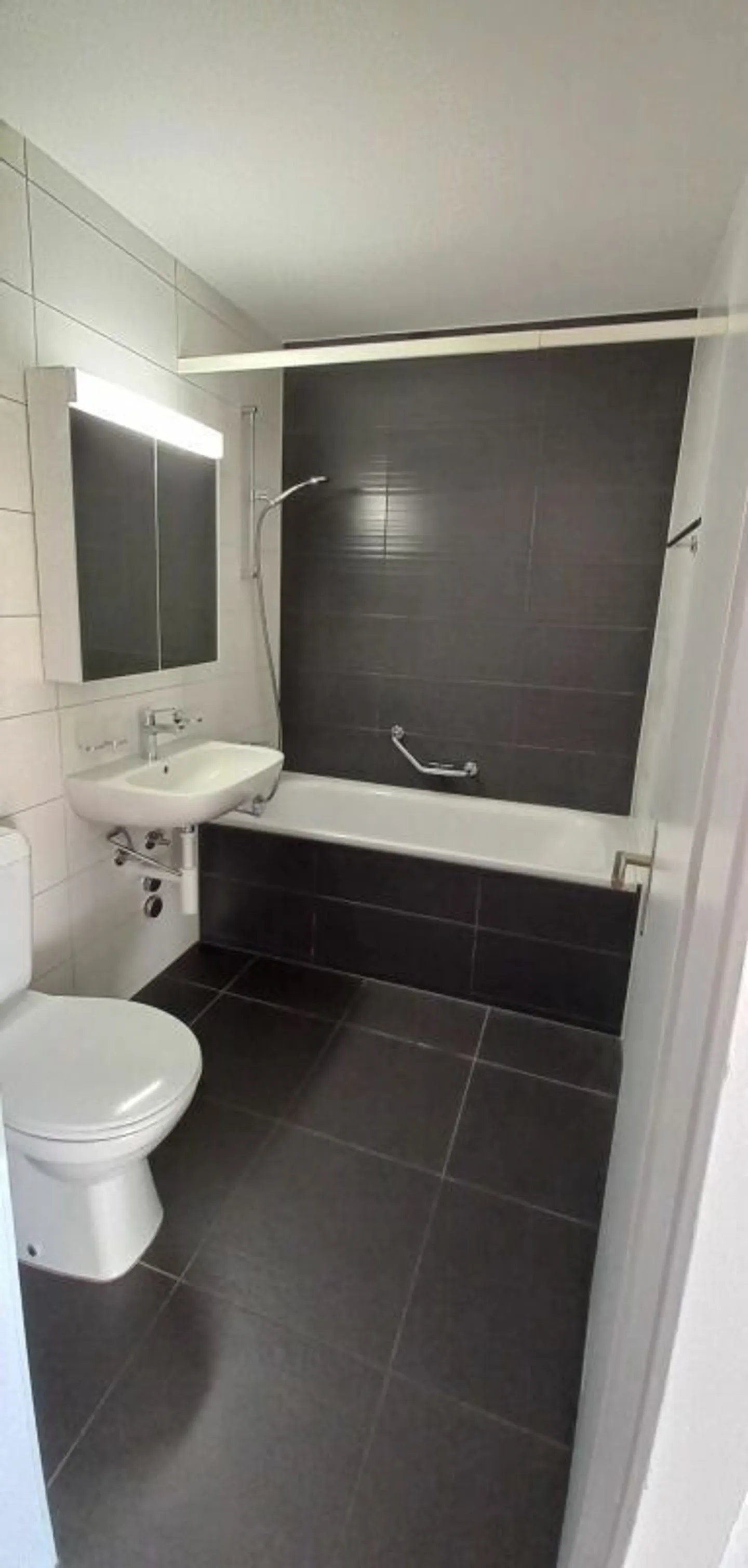 Bell'appartamento di 3 stanze vicino ai negozi - Foto 2 di 10