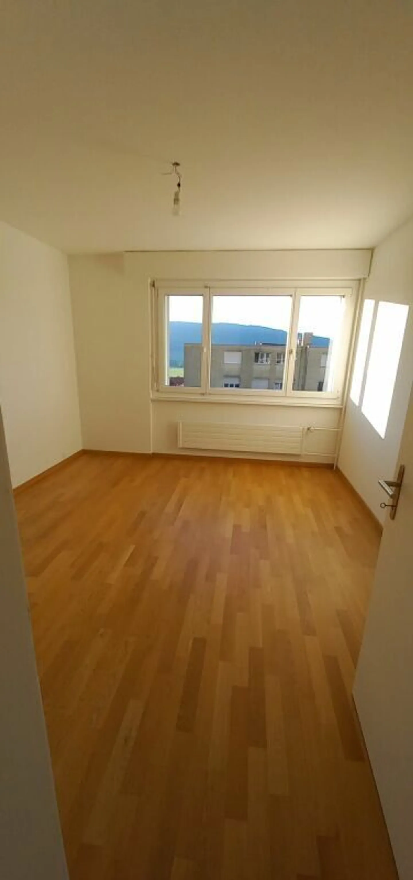 Bell'appartamento di 3 stanze vicino ai negozi - Foto 4 di 10