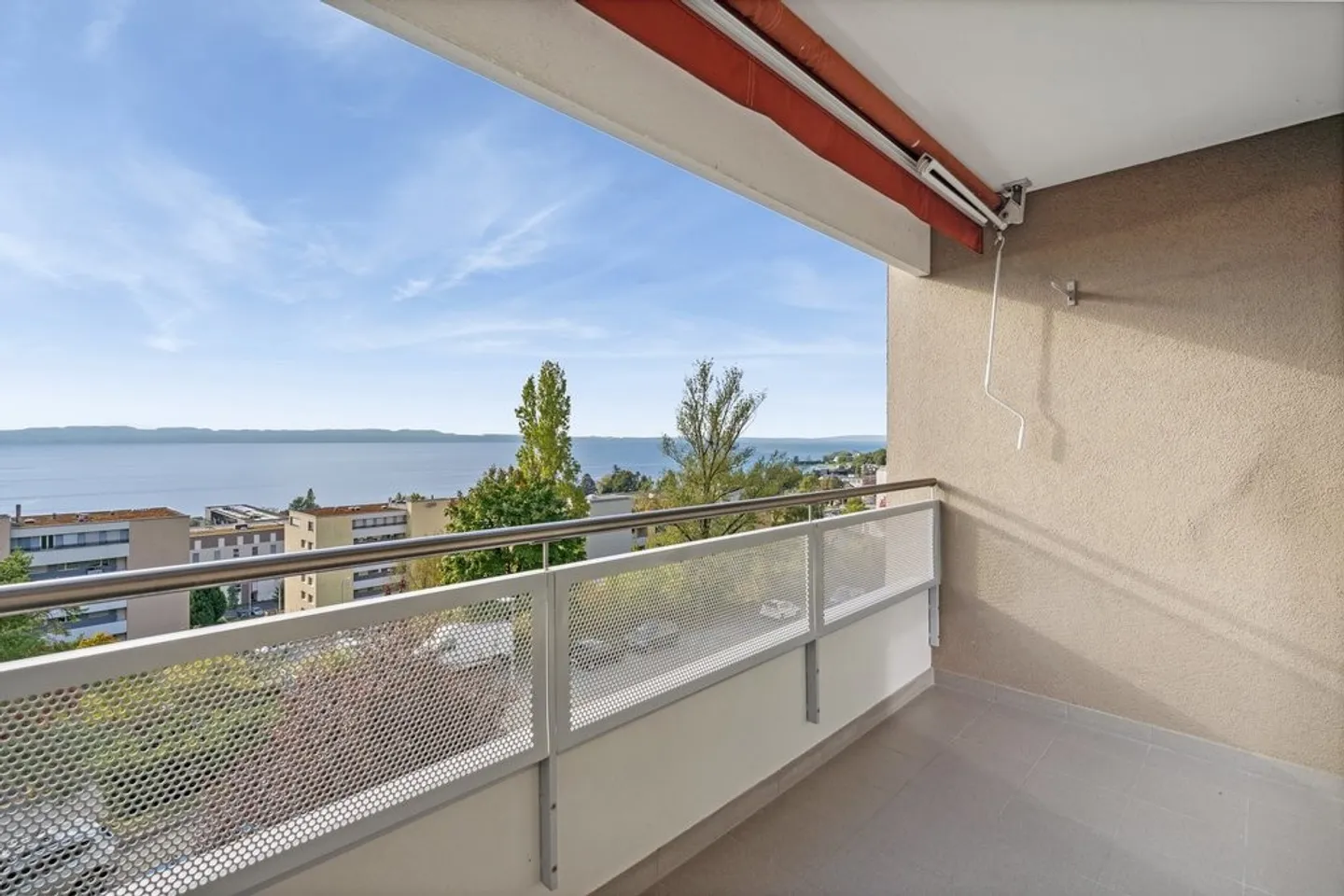 Appartamento spazioso con vista lago - Foto 2 di 7