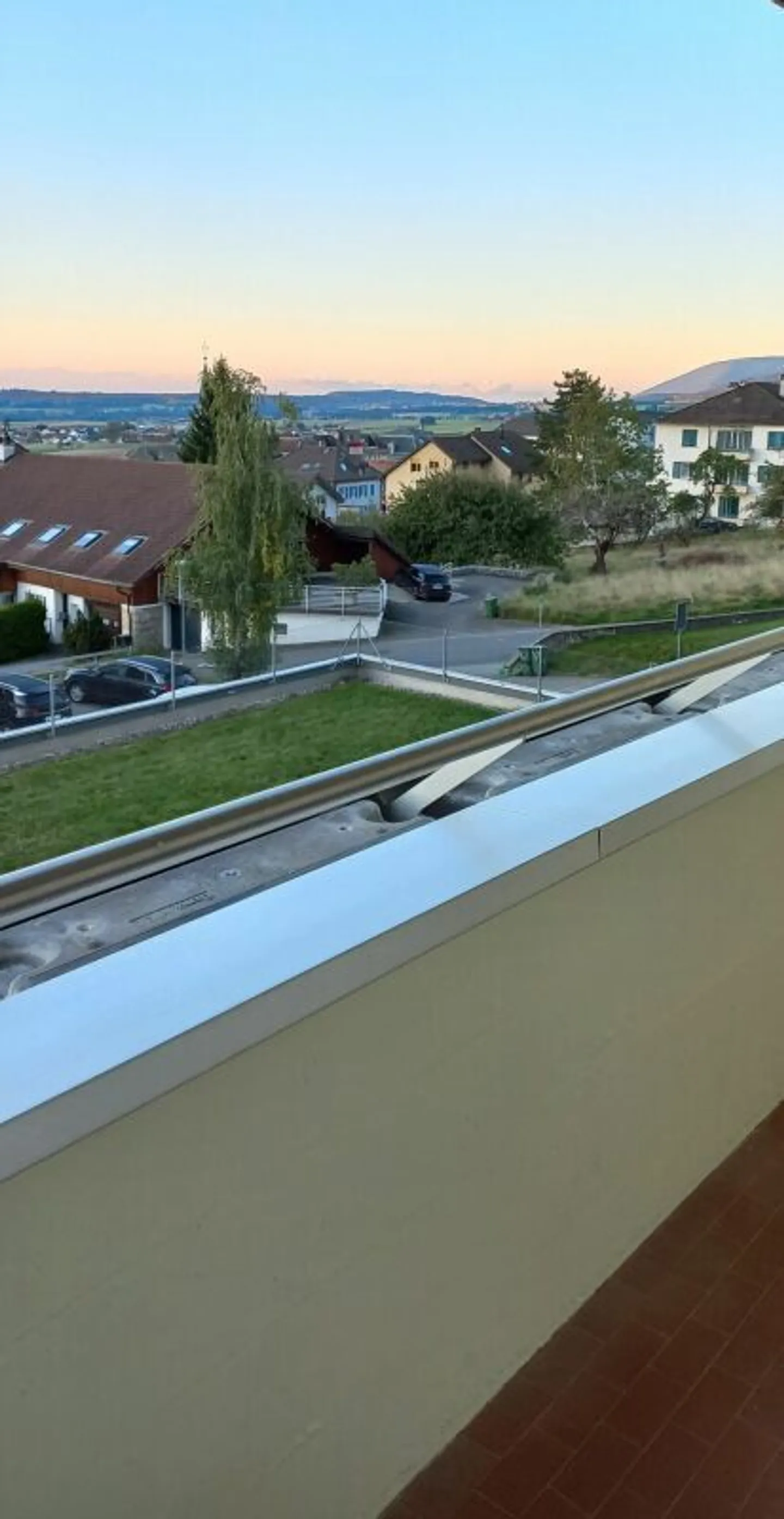 Bell'appartamento di 3 stanze vicino ai negozi - Foto 7 di 10
