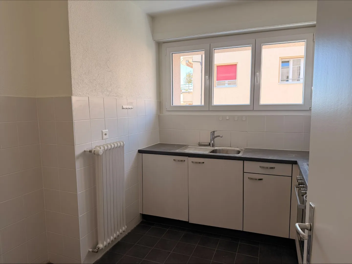 Convenient Apartment Near Transport - Photo 4 of 6