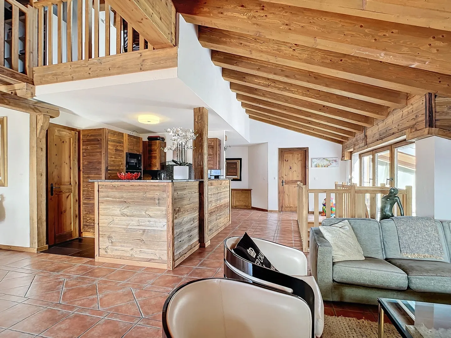 Magnifique Duplex en Dernier Étage à Crans-Montana - Vue Inégalée - Photo 7 sur 14