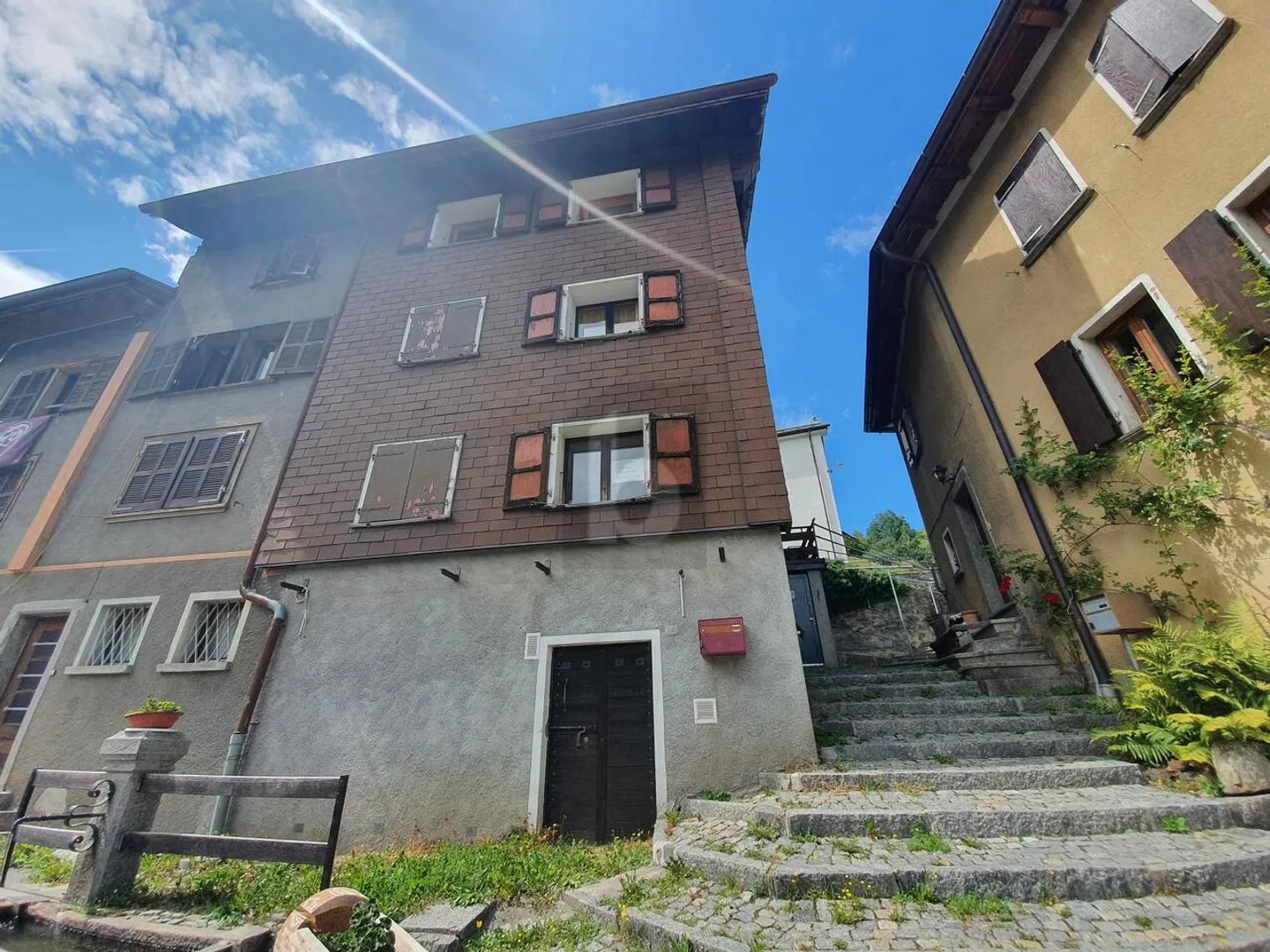 NEL CUORE DEL PAESE CON TANTO POTENZIALE - Foto 2 di 5