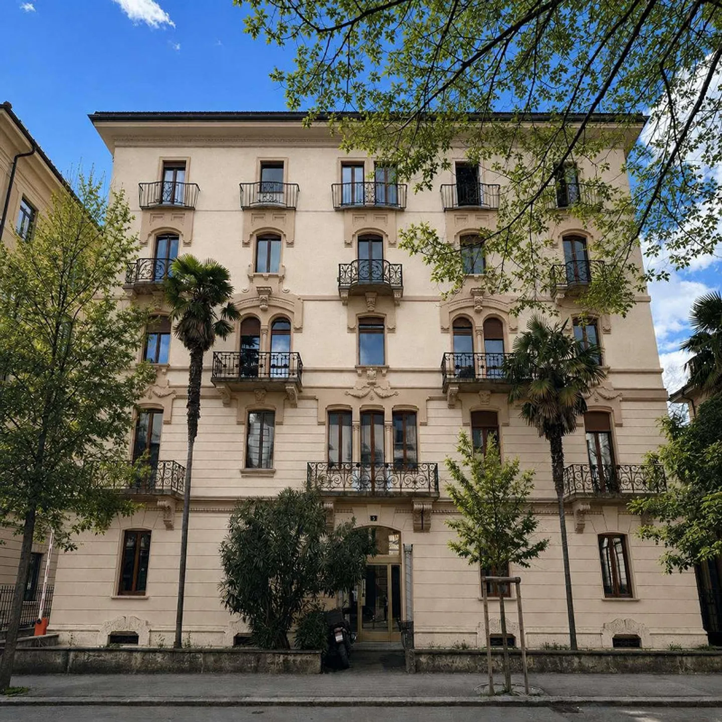 Elegant 3.5-Room Apartments in Lugano After Renovation - Photo 1 of 8