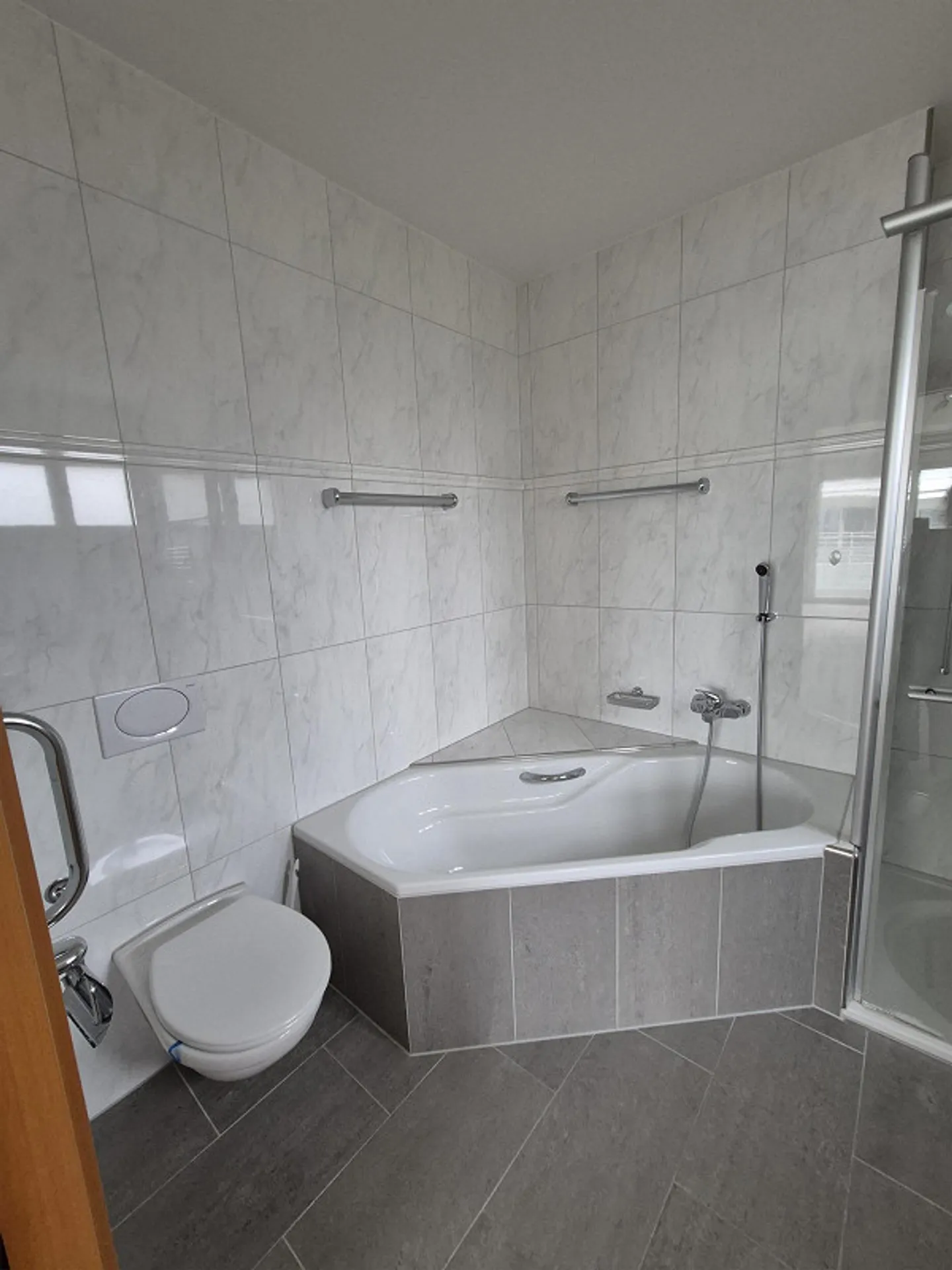 5.5-Room Apartment in Prime Location Including Parking Space - Photo 10 of 13