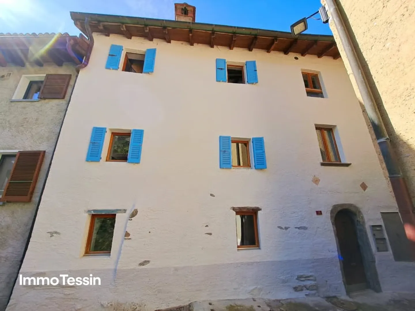 Maison Nucleo Tessiner spacieuse et charmante avec 2 appartements dans un bel emplacement avec vue sur les montagnes tessinoises - Photo 2 sur 13
