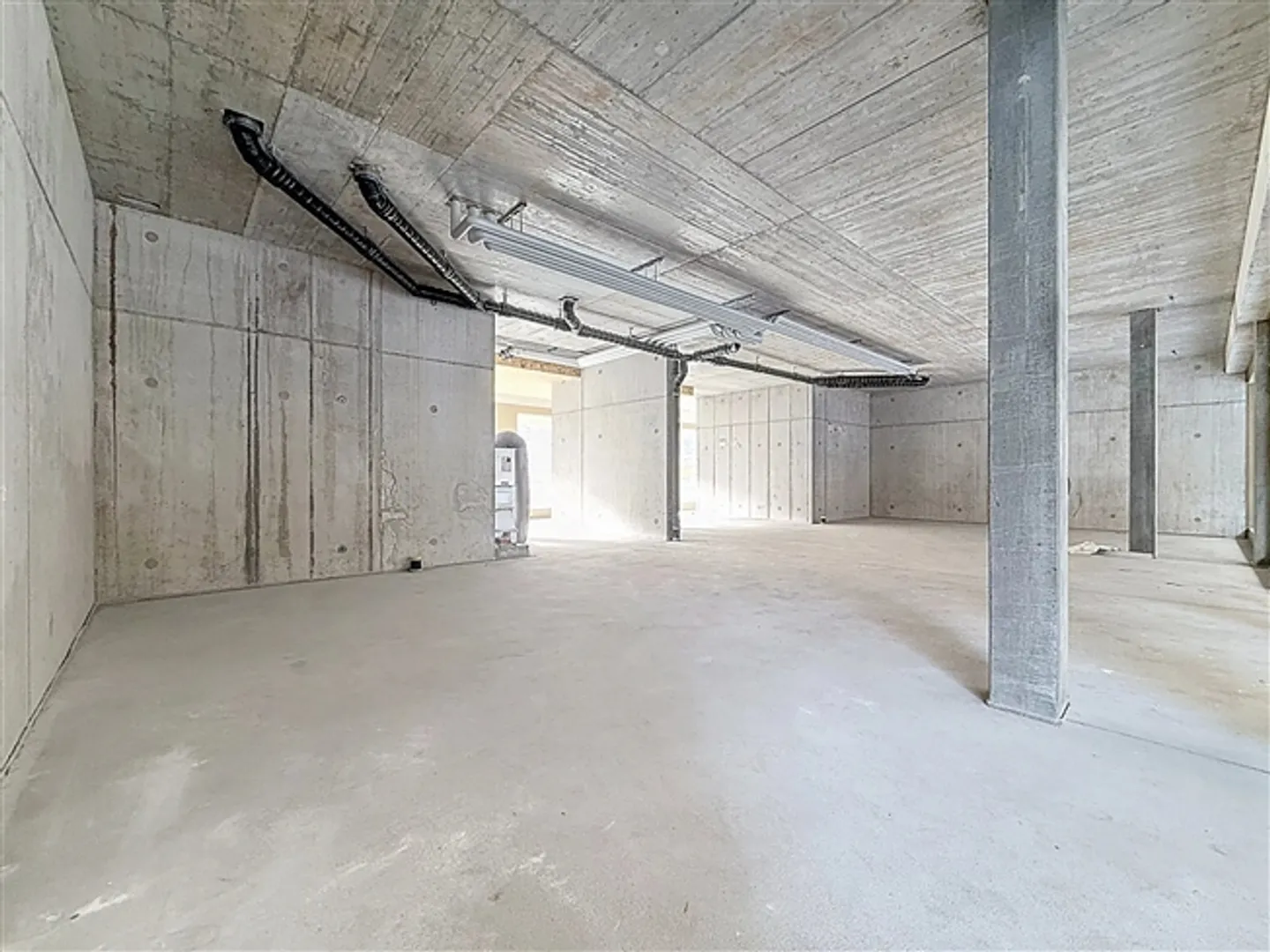 Magnifico passaggio commerciale di 171,46 m2 in affitto nel nuovo quartiere di Cour de Gare a Sion - Foto 2 di 15