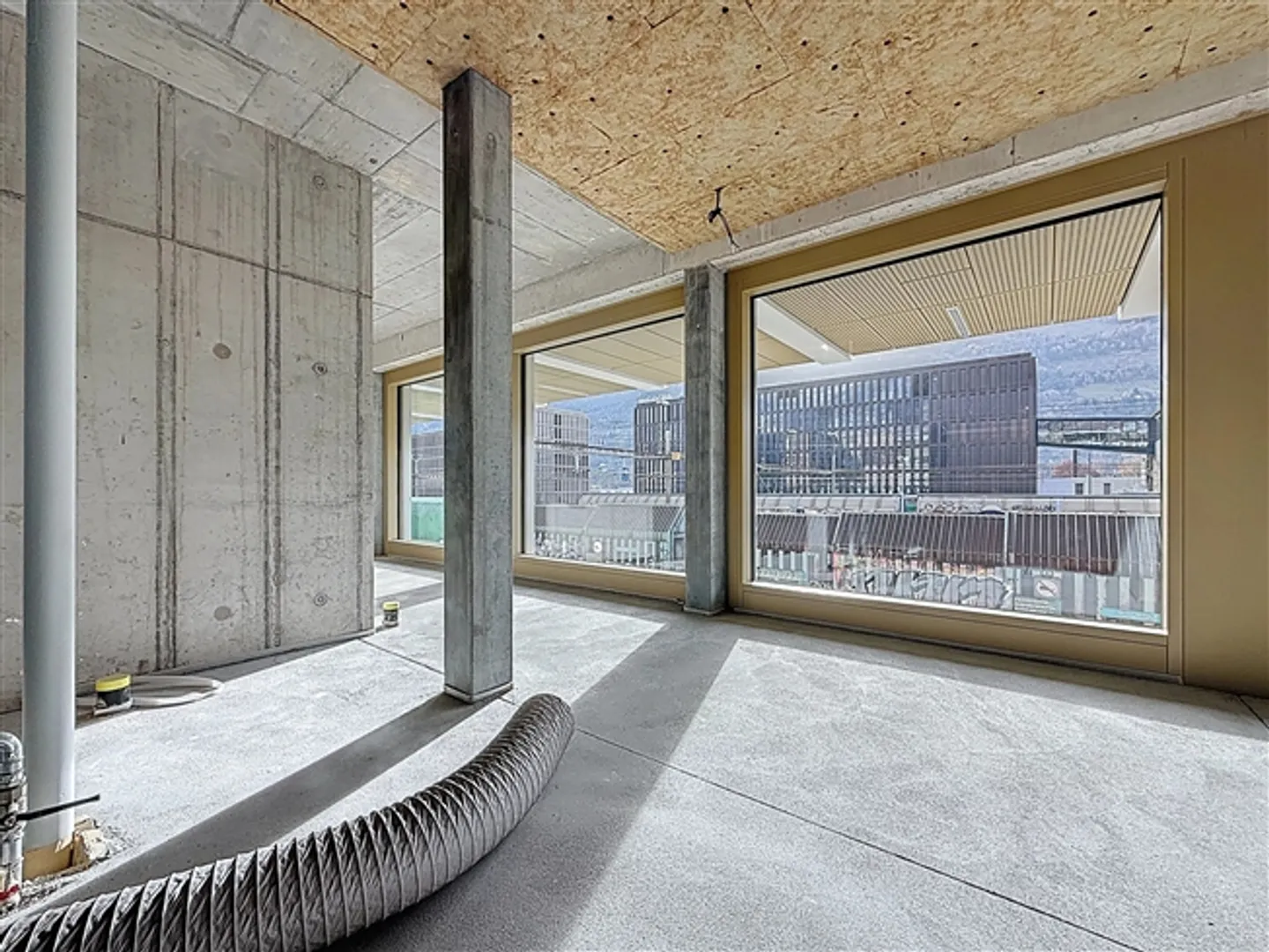 Magnifico passaggio commerciale di 171,46 m2 in affitto nel nuovo quartiere di Cour de Gare a Sion - Foto 3 di 15