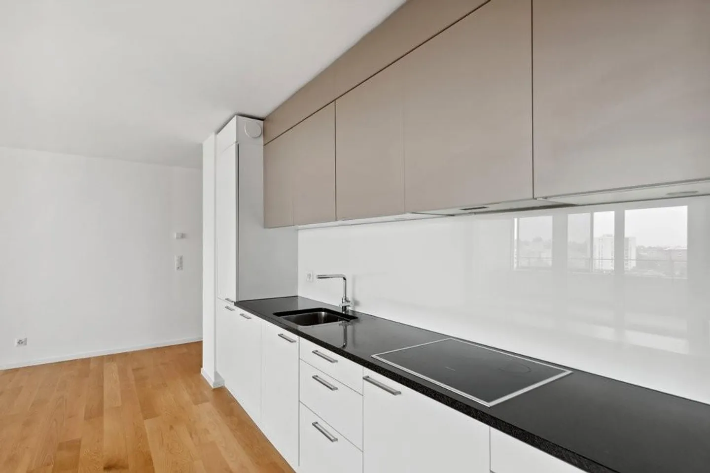 Are you looking for a place to live with parking? - Photo 3 of 10