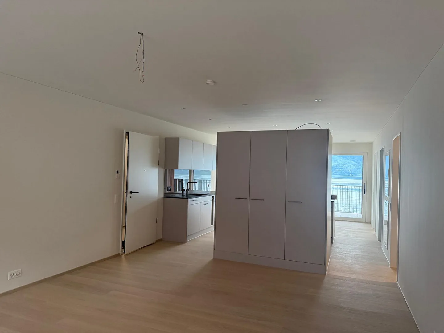 Moderno appartamento di 3,5 stanze con vista lago mozzafiato - Foto 4 di 9
