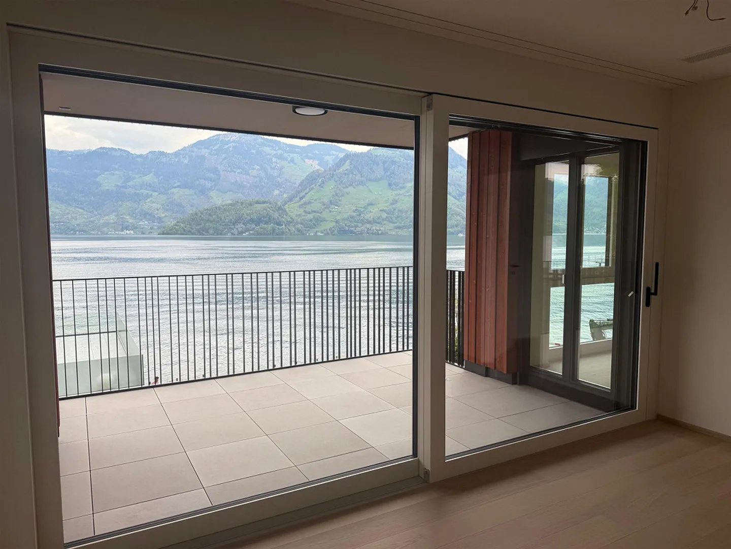 Moderno appartamento di 3,5 stanze con vista lago mozzafiato - Foto 6 di 9
