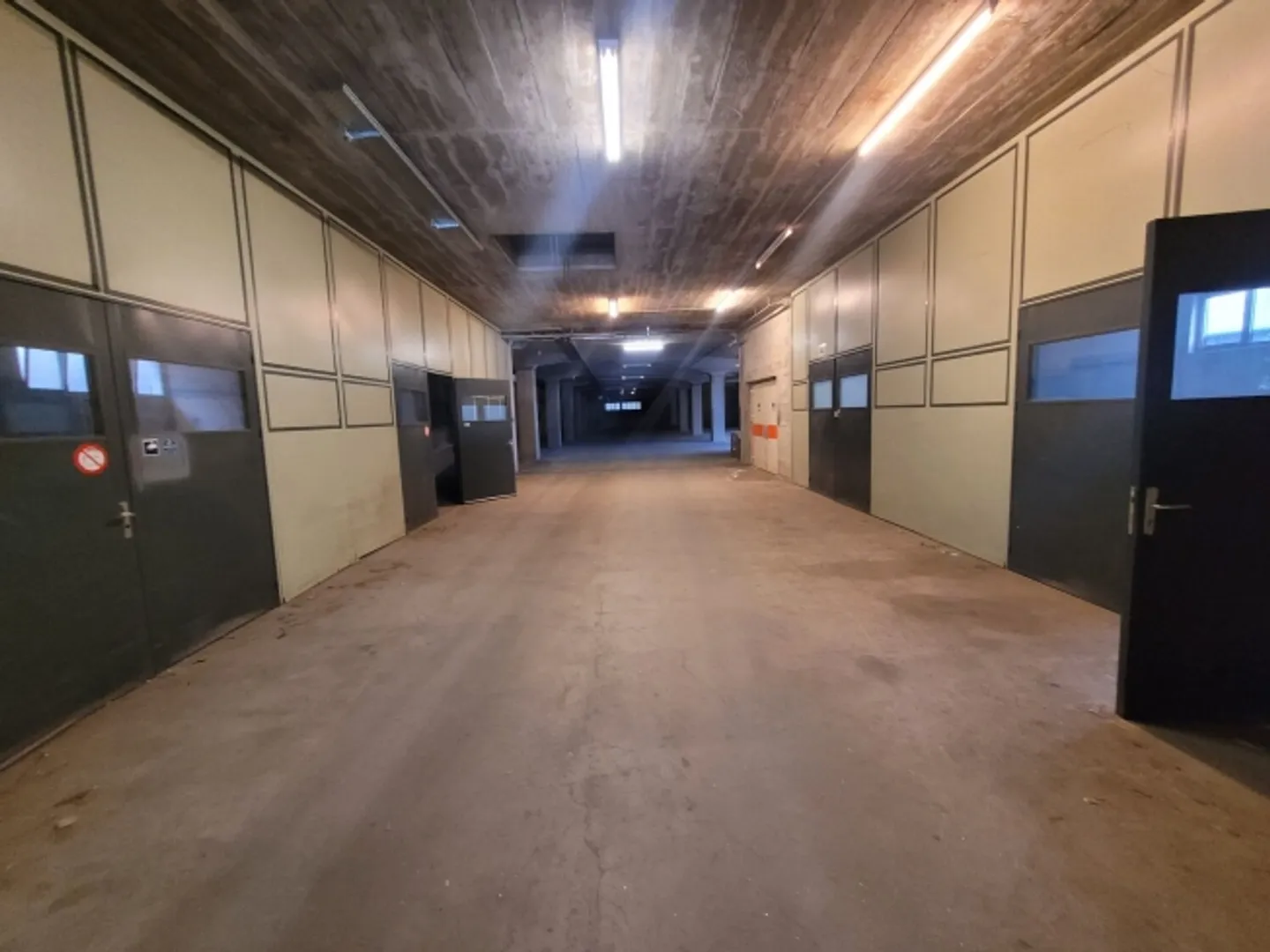 Warehouse 120 m2 - 3.5 m height - Vehicle access - Flexible lease - Photo 1 of 2