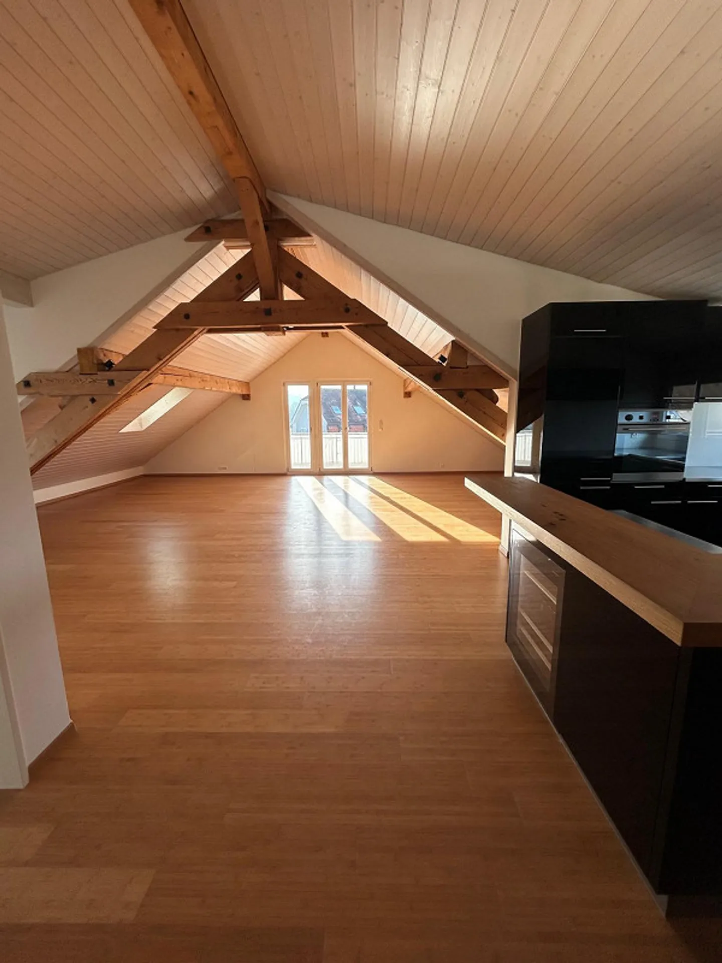 Beaucoup d'espace avec grand balcon et vue panoramique - Photo 1 sur 13