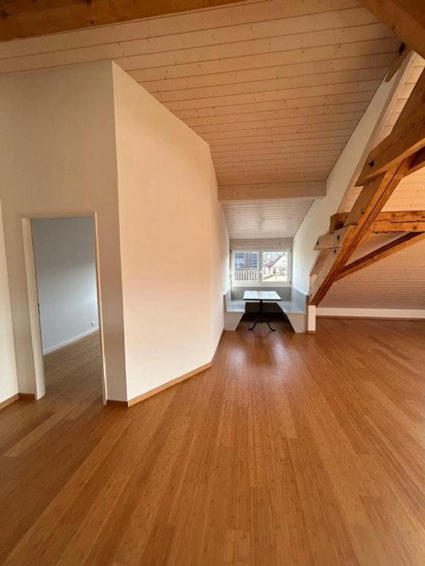 Beaucoup d'espace avec grand balcon et vue panoramique - Photo 3 sur 13