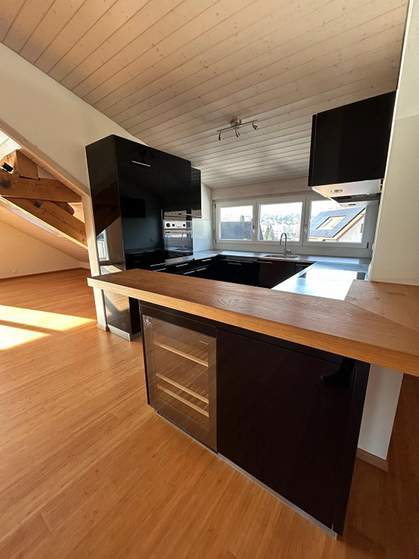 Beaucoup d'espace avec grand balcon et vue panoramique - Photo 4 sur 13