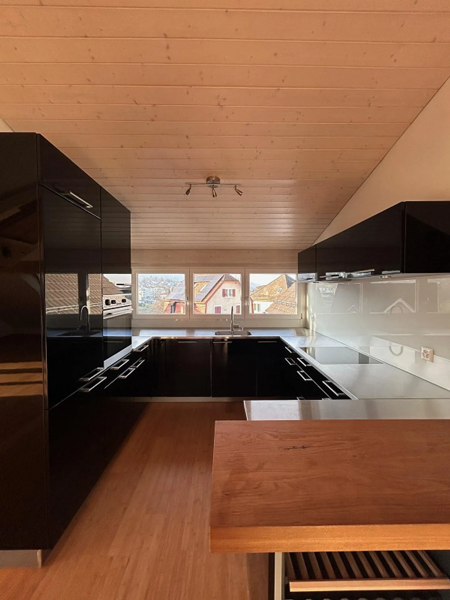 Beaucoup d'espace avec grand balcon et vue panoramique - Photo 5 sur 13