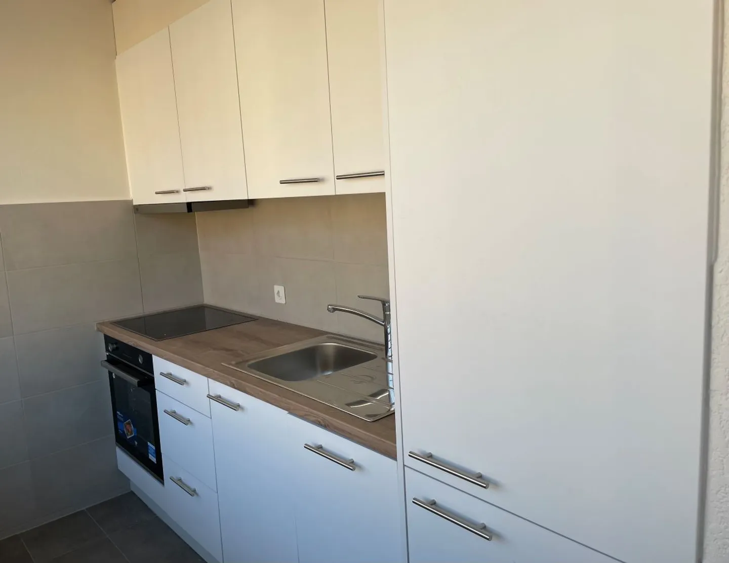 Centre-ville, confort et fonctionnalité - Appartement de 2,5 pièces à découvrir - Photo 2 sur 4