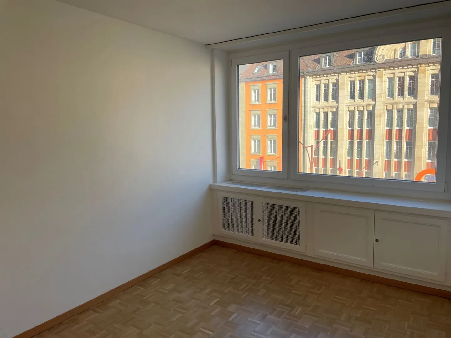 Centre-ville, confort et fonctionnalité - Appartement de 2,5 pièces à découvrir - Photo 3 sur 4