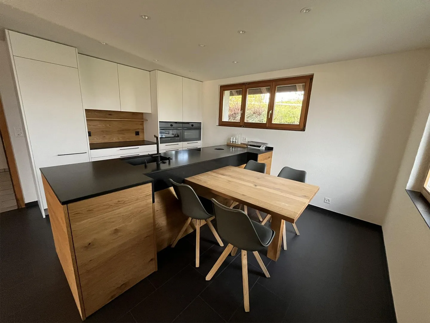 Maison familiale de 7,5 pièces avec grand jardin et aire de jeux - Photo 2 sur 29