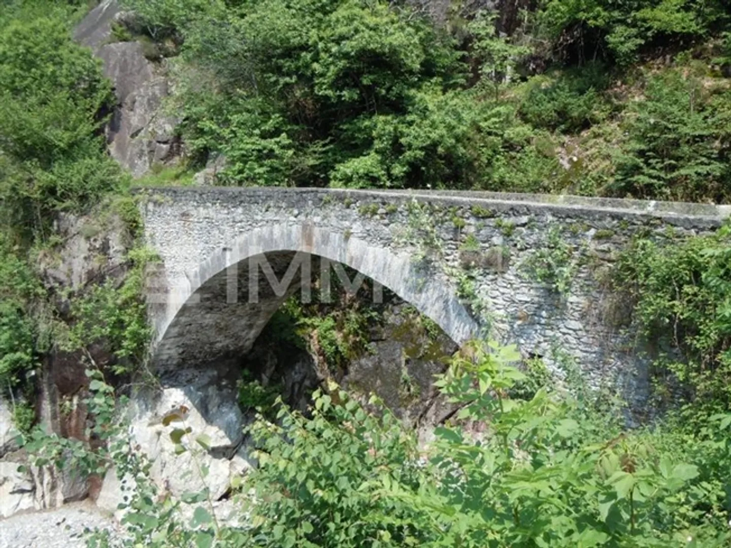 Between Stone, Wood and Light: The Rustic Retreat of Your Dreams - Photo 5 of 5