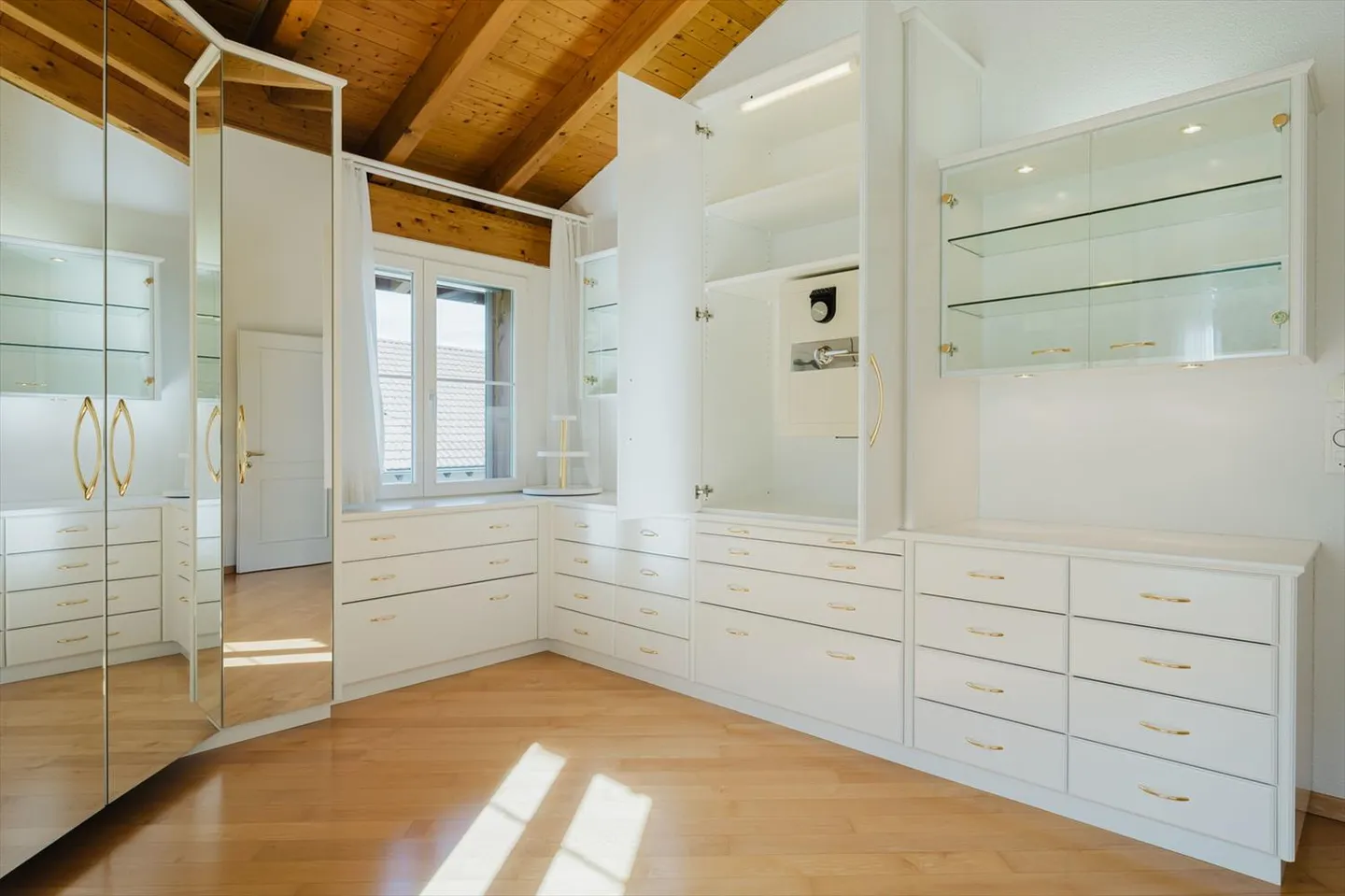 Luxury Villa with Stunning Views - Photo 4 of 7