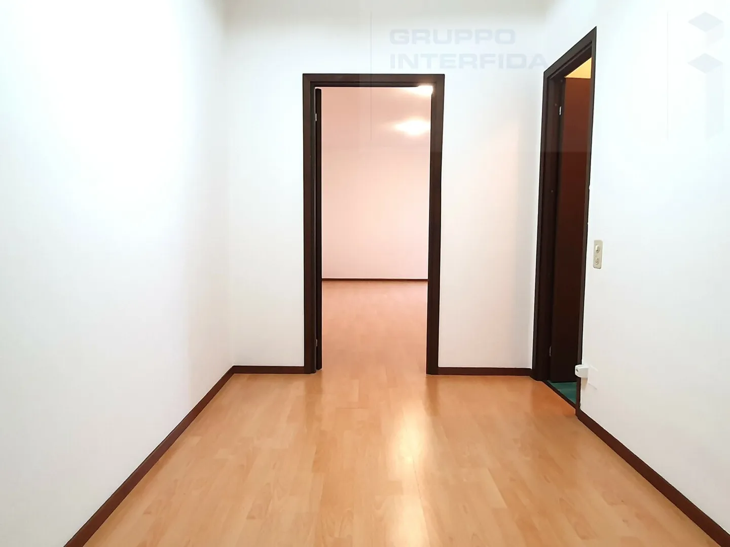 COMODO UFFICIO NEL CUORE DI CHIASSO  - Foto 3 di 5