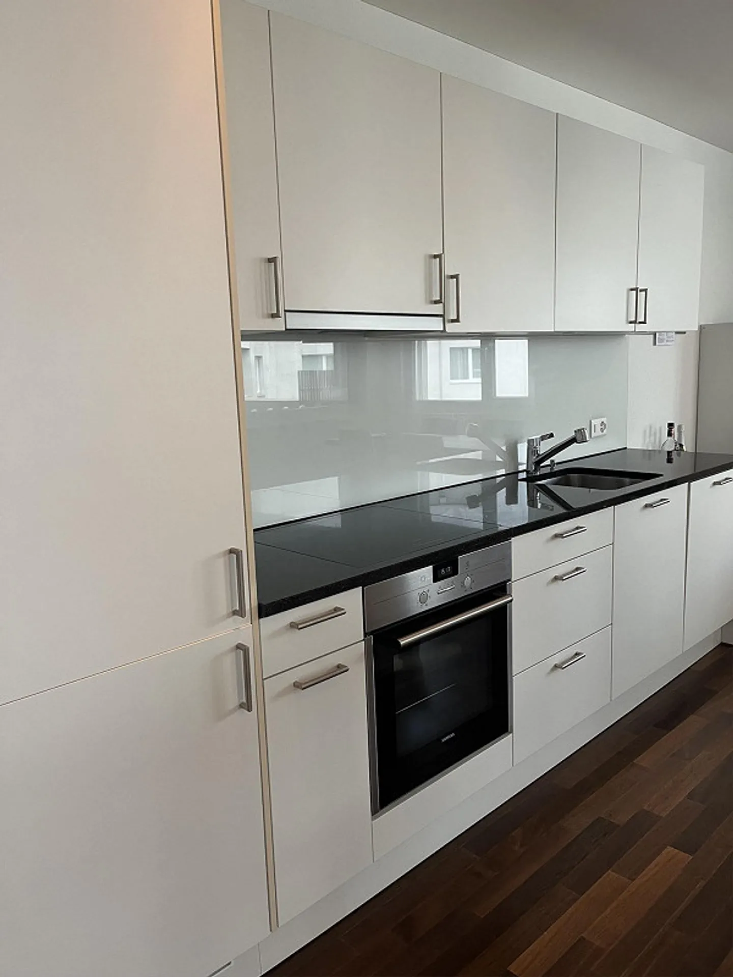 Appartement moderne, ensoleillé, situé au centre, 2,5 pièces avec balcon - Photo 2 sur 6