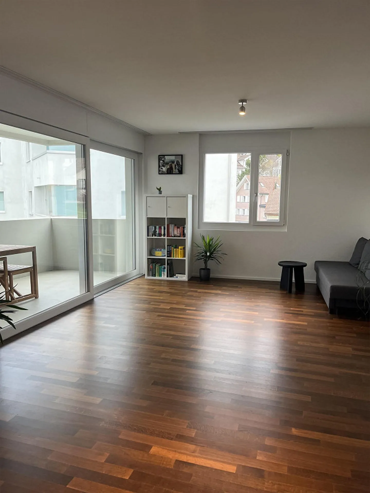 Appartement moderne, ensoleillé, situé au centre, 2,5 pièces avec balcon - Photo 3 sur 6