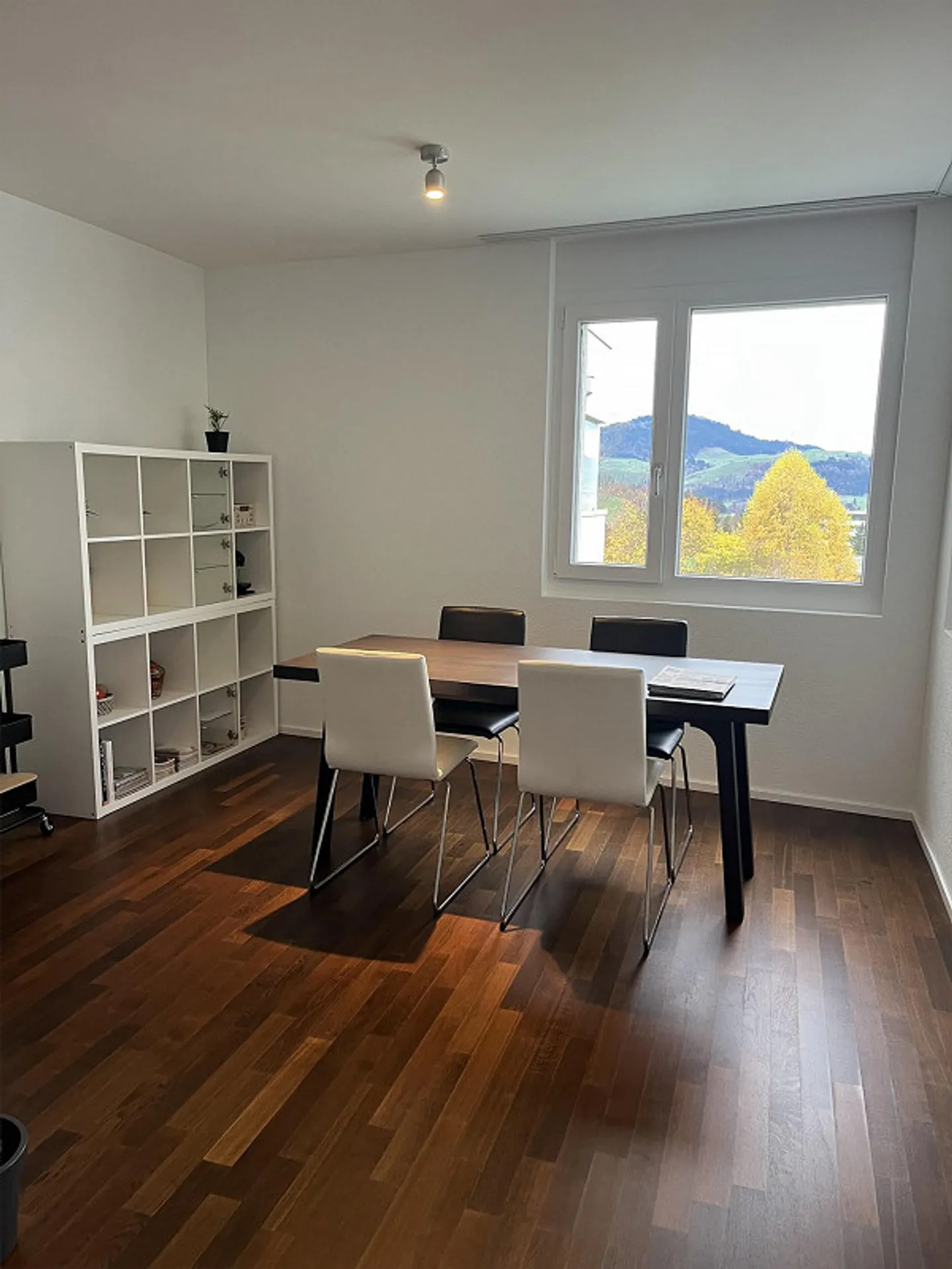 Appartement moderne, ensoleillé, situé au centre, 2,5 pièces avec balcon - Photo 4 sur 6