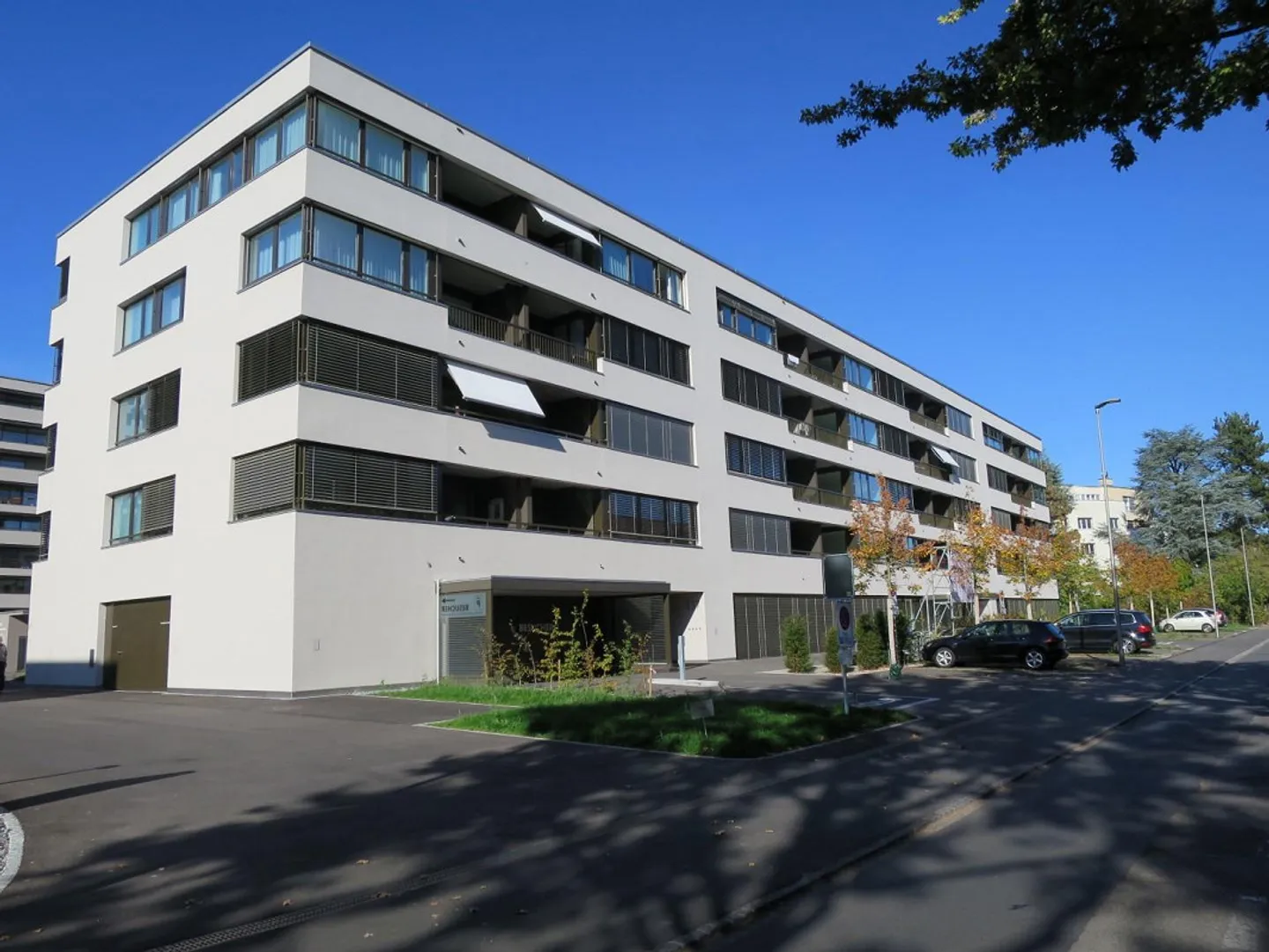 Parking space for classic cars and enthusiasts - Photo 1 of 4