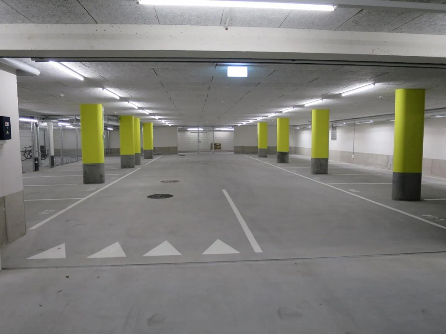 Parking space for classic cars and enthusiasts - Photo 2 of 4