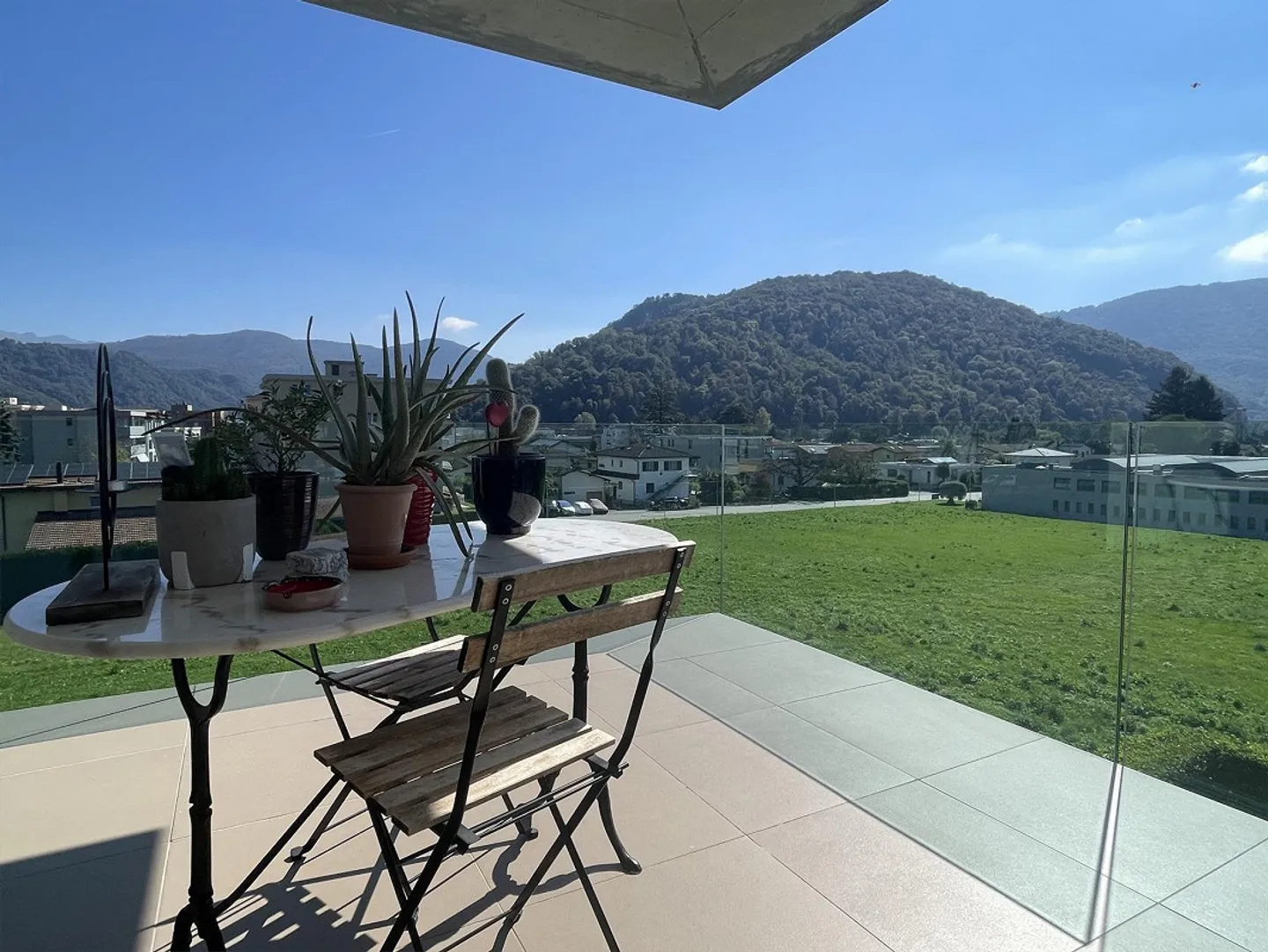 BELL' APPARTAMENTO 3.5 CON GRANDE TERRAZZA E 2 POSTEGGI - Foto 1 di 13