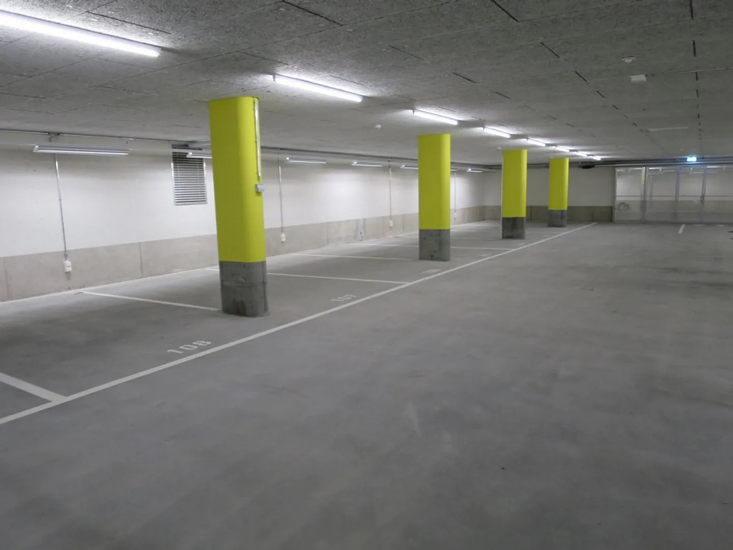 Parking space for classic cars and enthusiasts - Photo 3 of 4