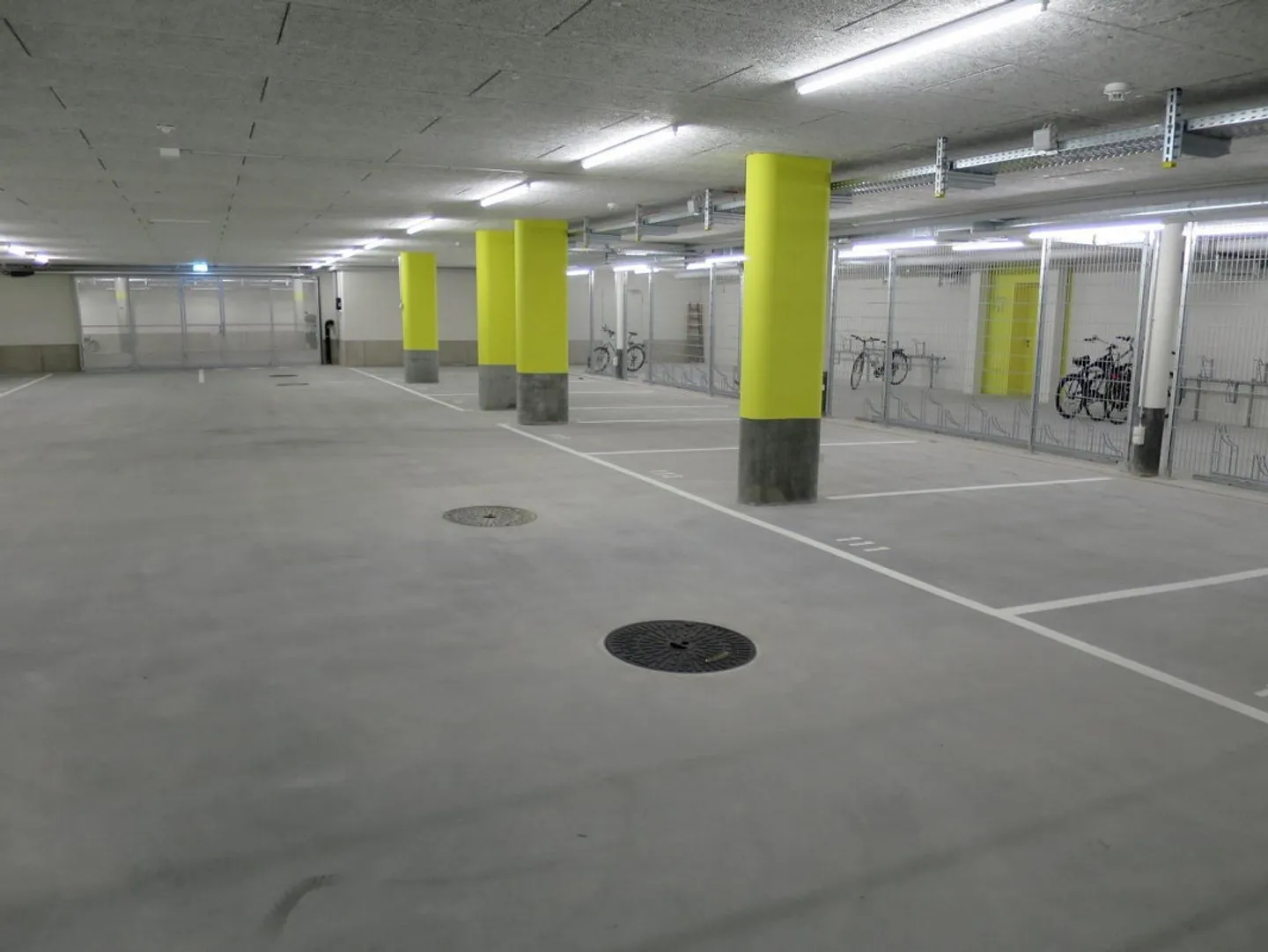 Parking space for classic cars and enthusiasts - Photo 4 of 4