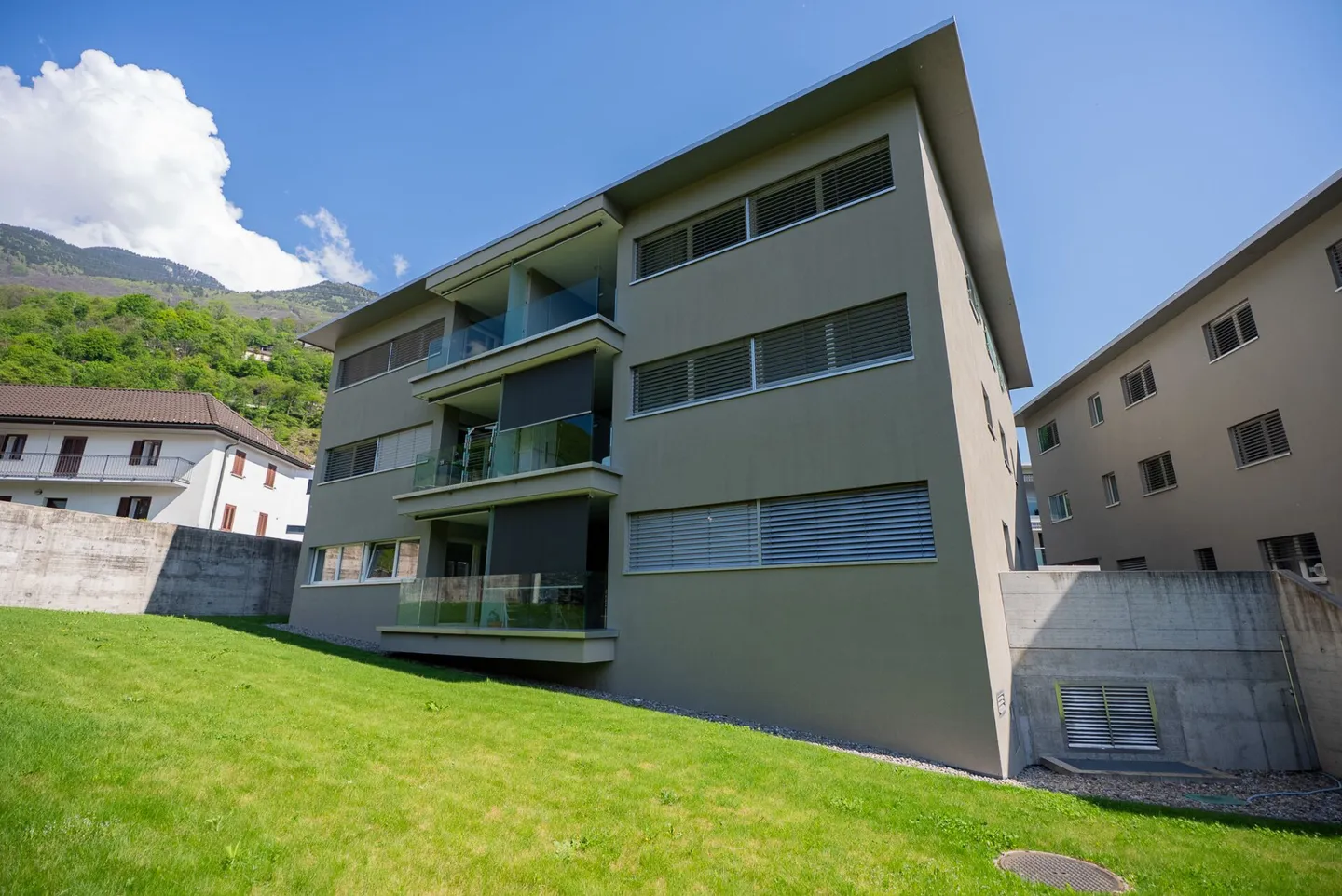 Nous vendons un bel appartement de 4,5 pièces à Monte Carasso, entouré par les murs de la ville - Photo 1 sur 17