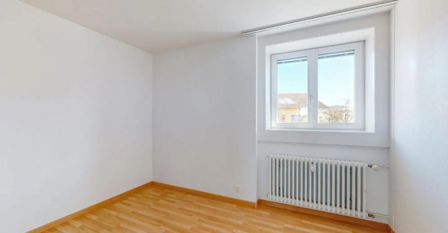 Spacious 4-Room Apartment - Photo 10 of 12