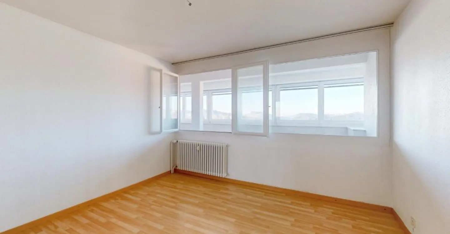 Spacious 4-Room Apartment - Photo 9 of 12